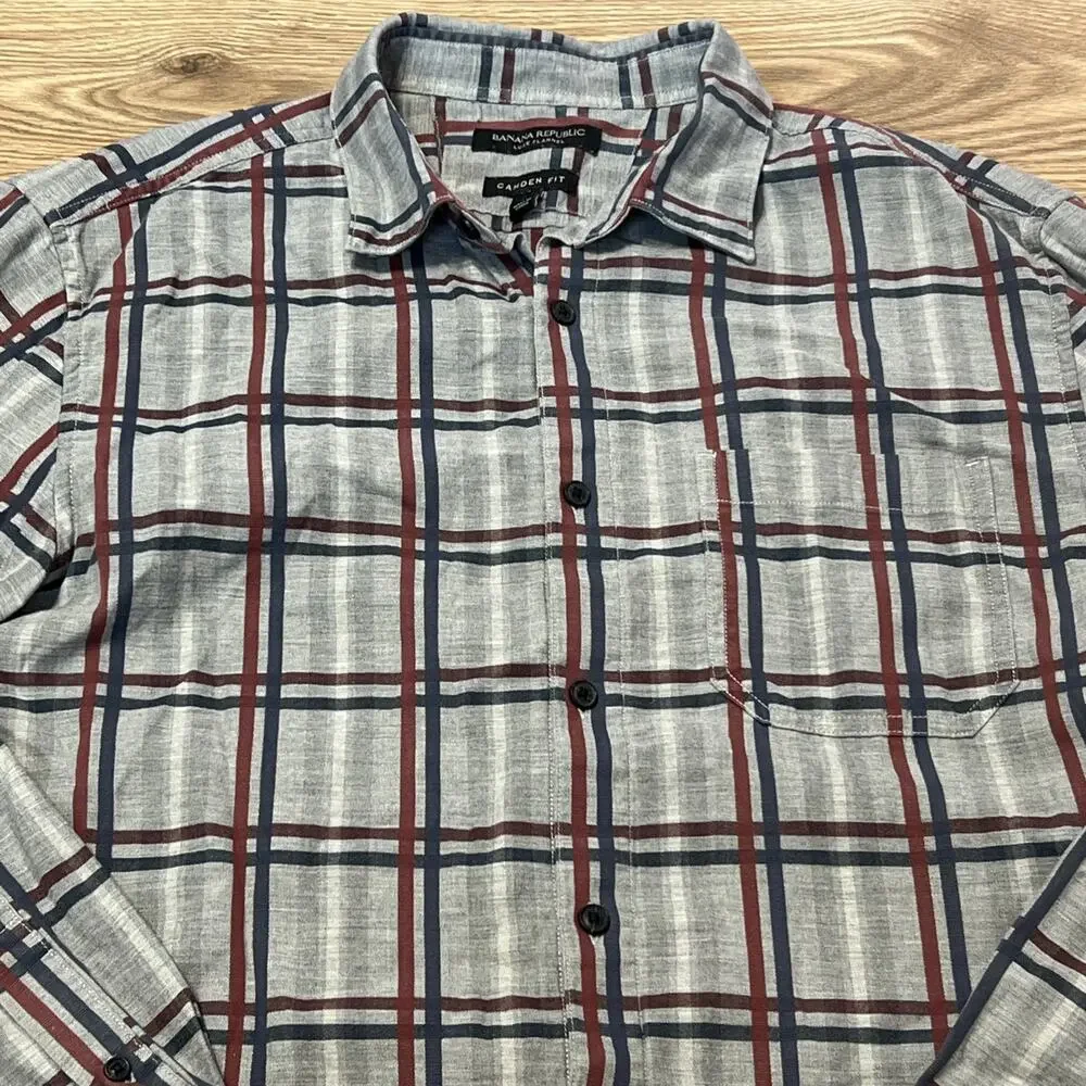 Banana Republic Men’s Grey Red Blue Plaid Camden Fit Button Up Size Medium (A34)